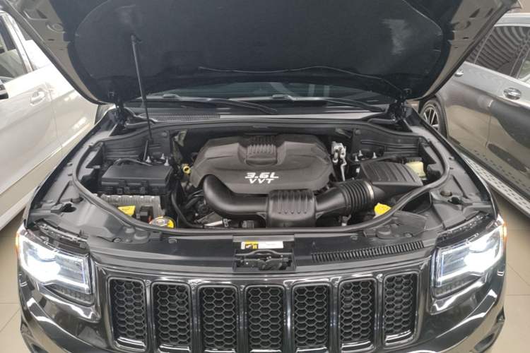 Used Jeep Grand Cherokee 2015 3.0L Comfort Navigation Edition Engine Bay