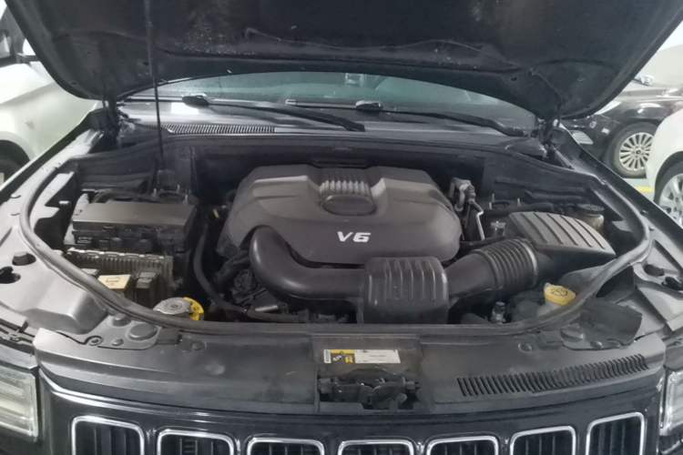 Used Jeep Grand Cherokee 2015 3.0L Comfort Navigation Edition Engine Bay