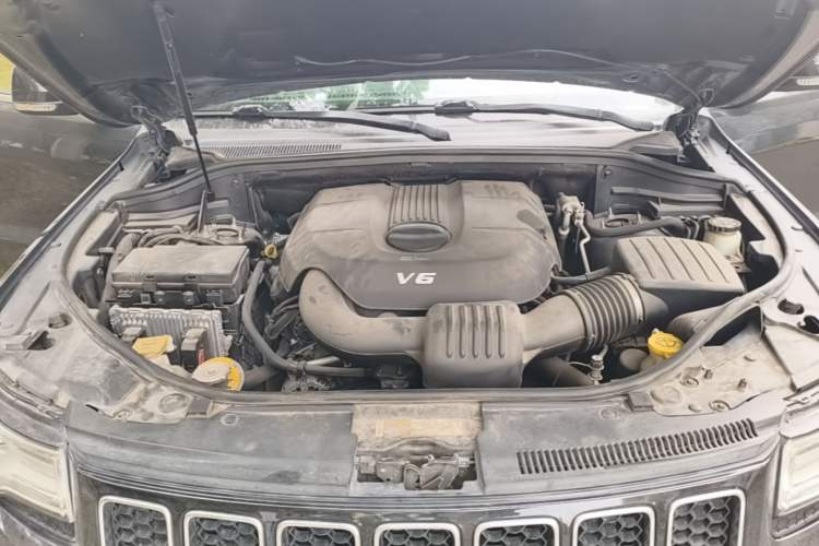 Used Jeep Grand Cherokee 2015 3.0L Comfort Navigation Edition Engine Bay