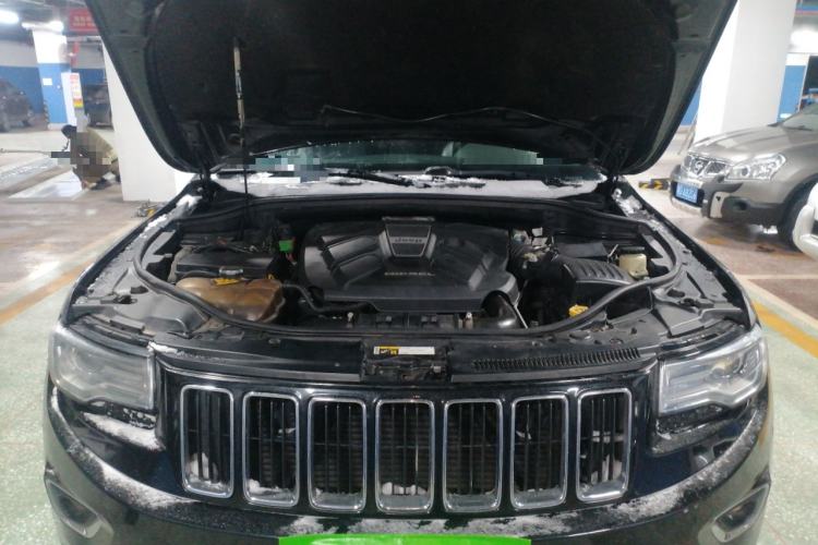 Used Jeep Grand Cherokee 2015 3.0TD Diesel Comfort Navigation Edition Engine Bay