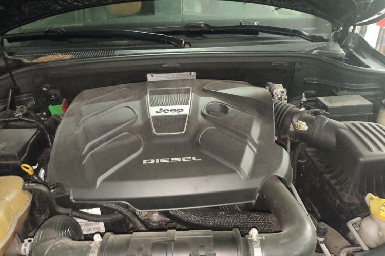 Used Jeep Grand Cherokee 2015 3.0TD Diesel Comfort Navigation Edition Engine Bay