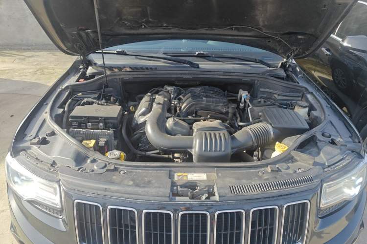Used Jeep Grand Cherokee 2015 3.0L Elite Navigation Edition Engine Bay