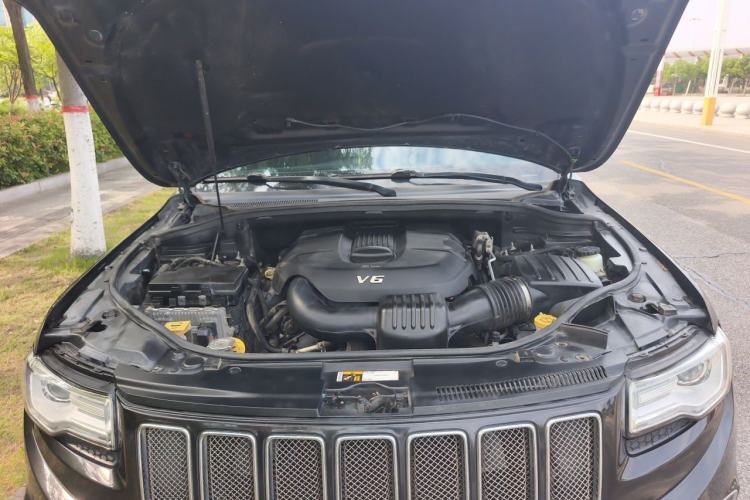 Used Jeep Grand Cherokee 2015 3.0L Comfort Navigation Edition Engine Bay