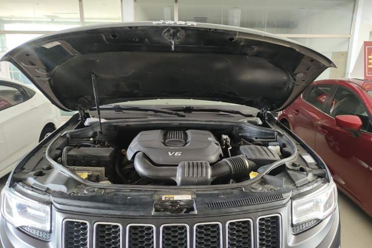 Used Jeep Grand Cherokee 2015 3.6L Elite Navigation Edition Engine Bay