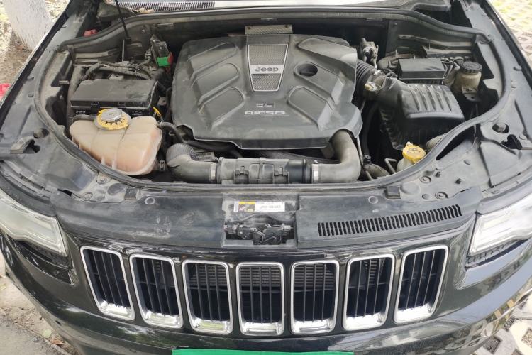 Used Jeep Grand Cherokee 2015 3.0TD Diesel Comfort Navigation Edition Engine Bay