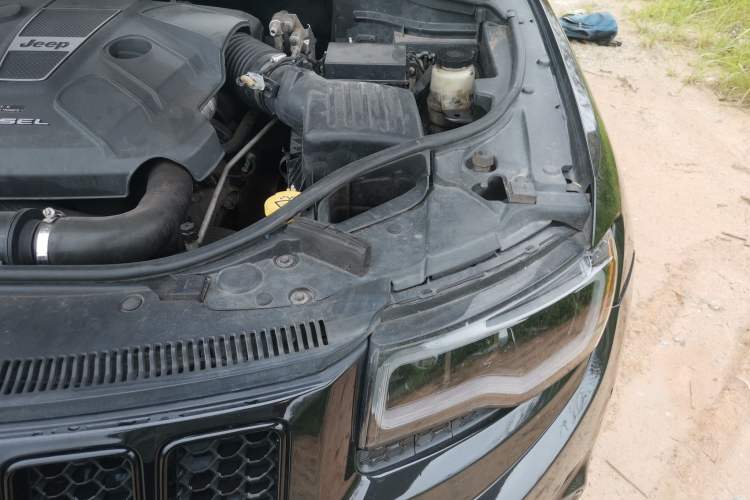 Used Jeep Grand Cherokee 2015 3.0TD Diesel Comfort Navigation Edition Engine Bay Left