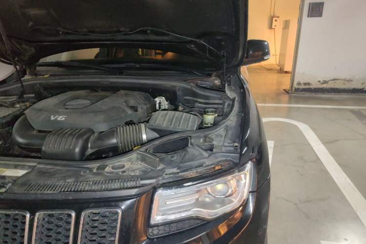 Used Jeep Grand Cherokee 2015 3.6L Luxury Navigation Edition Engine Bay Left