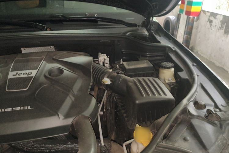 Used Jeep Grand Cherokee 2015 3.0TD Diesel Comfort Navigation Edition Engine Bay Left