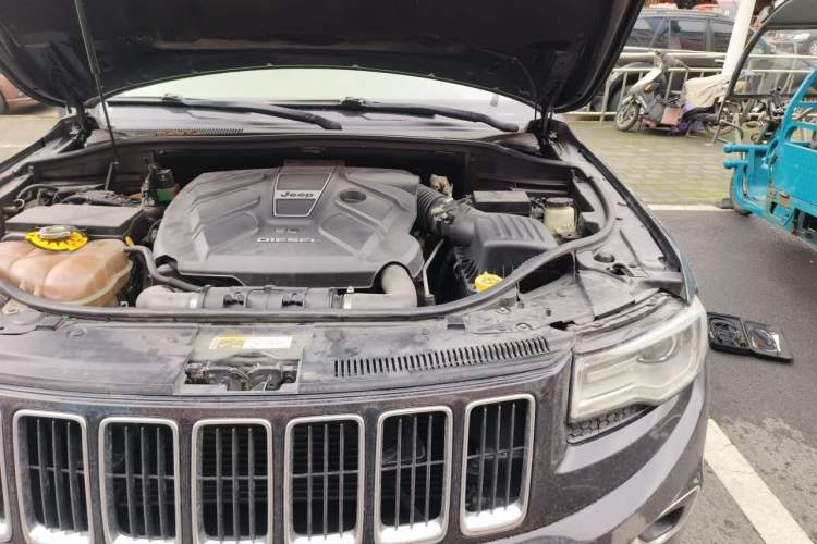 Used Jeep Grand Cherokee 2015 3.0TD Diesel Comfort Navigation Edition Engine Bay Left