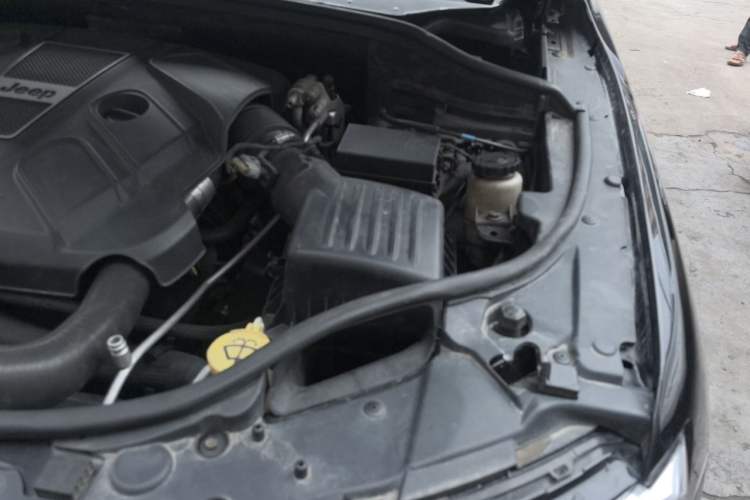 Used Jeep Grand Cherokee 2015 3.0TD Diesel Elite Navigation Edition Engine Bay Left