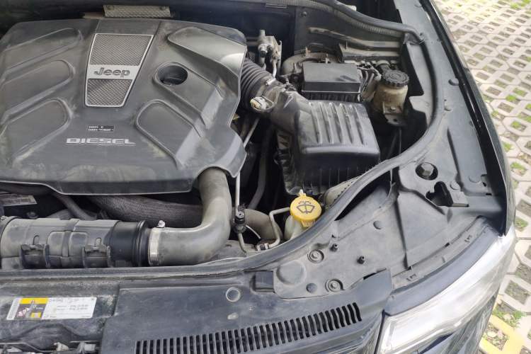 Used Jeep Grand Cherokee 2015 3.0TD Diesel Comfort Navigation Edition Engine Bay Left