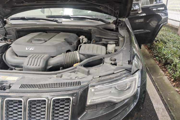 Used Jeep Grand Cherokee 2015 3.6L Luxury Navigation Edition Engine Bay Left