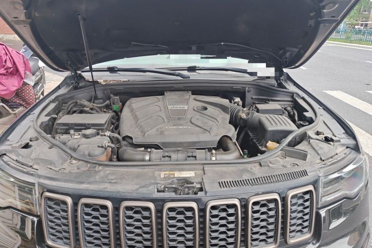 Used Jeep Grand Cherokee 2015 3.0TD Diesel Comfort Navigation Edition Engine Bay