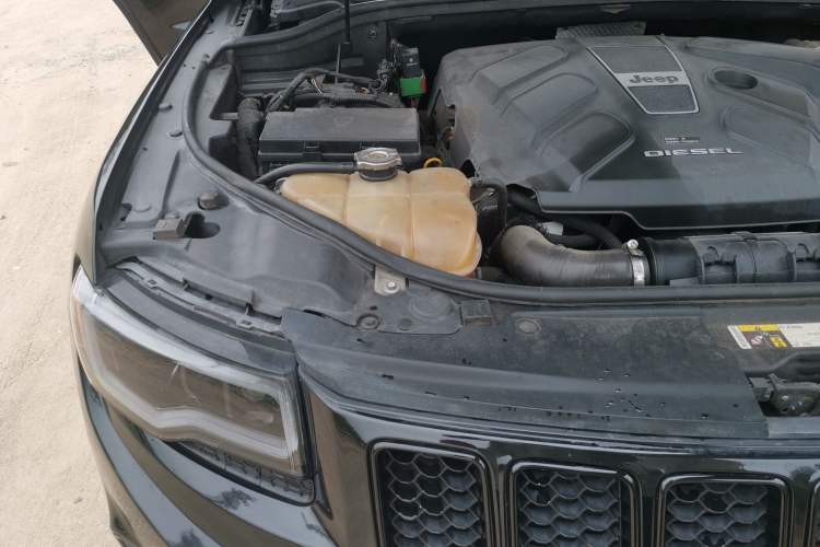 Used Jeep Grand Cherokee 2015 3.0TD Diesel Comfort Navigation Edition Engine Bay Right