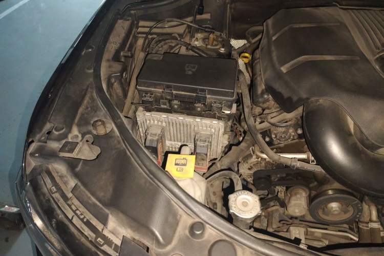 Used Jeep Grand Cherokee 2015 3.6L Luxury Navigation Edition Engine Bay Right
