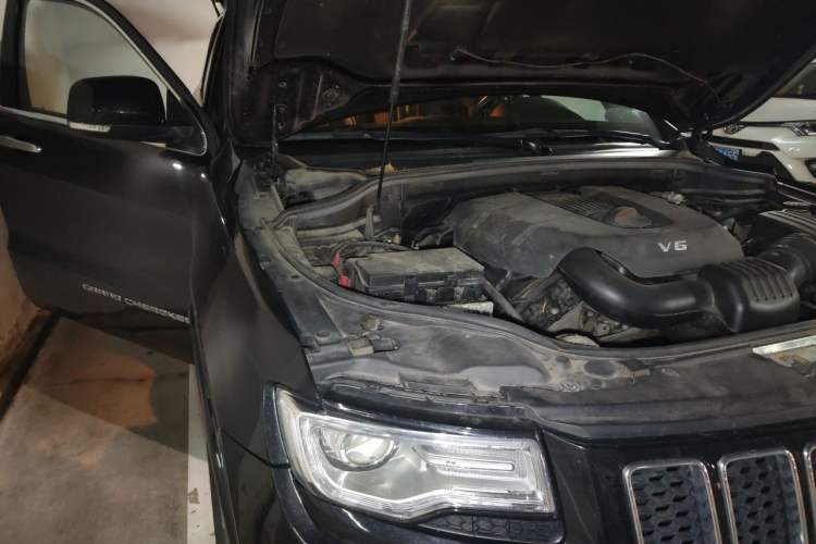 Used Jeep Grand Cherokee 2015 3.6L Luxury Navigation Edition Engine Bay Right