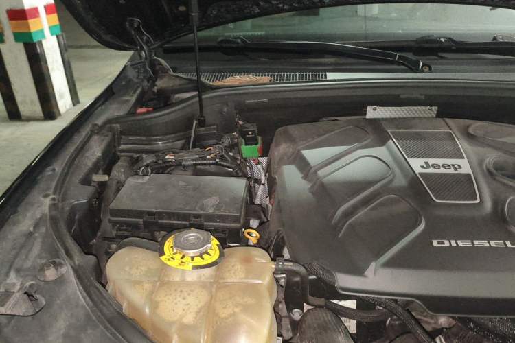 Used Jeep Grand Cherokee 2015 3.0TD Diesel Comfort Navigation Edition Engine Bay Right