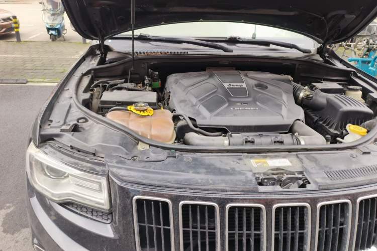 Used Jeep Grand Cherokee 2015 3.0TD Diesel Comfort Navigation Edition Engine Bay Right