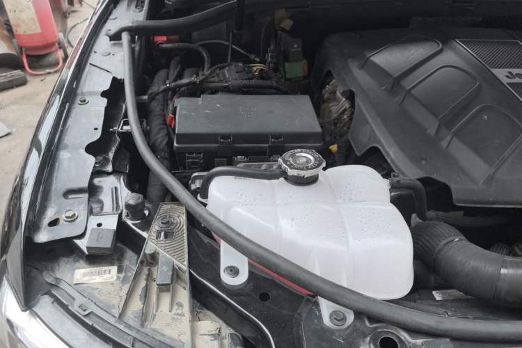 Used Jeep Grand Cherokee 2015 3.0TD Diesel Elite Navigation Edition Engine Bay Right