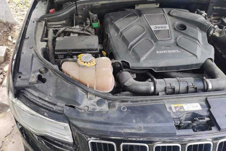 Used Jeep Grand Cherokee 2015 3.0TD Diesel Comfort Navigation Edition Engine Bay Right