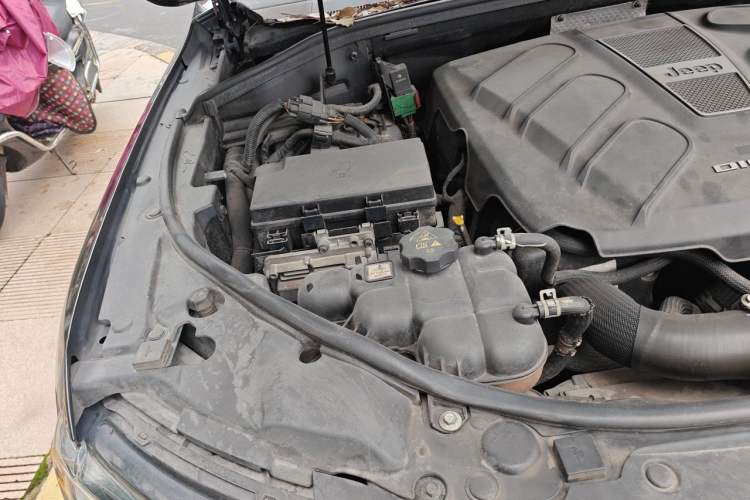 Used Jeep Grand Cherokee 2015 3.0TD Diesel Comfort Navigation Edition Engine Bay Right