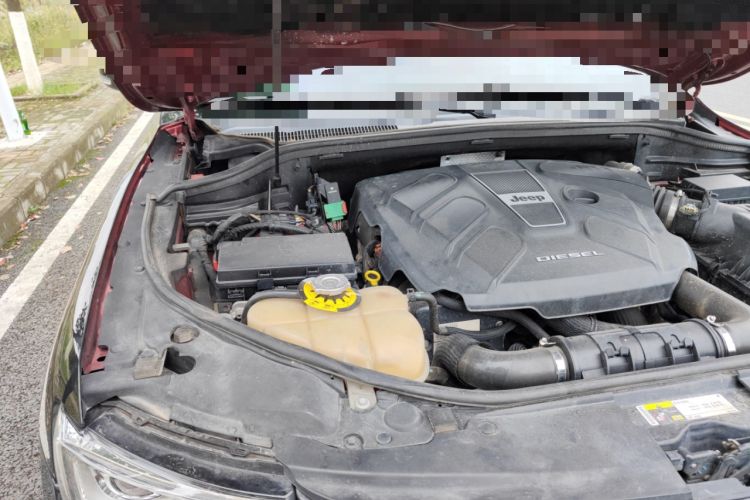 Used Jeep Grand Cherokee 2015 3.0TD Diesel Comfort Navigation Edition Engine Bay Right
