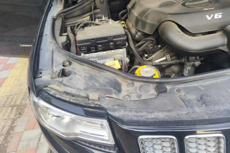 Used Jeep Grand Cherokee 2015 3.0L Comfort Navigation Edition Engine Bay Right