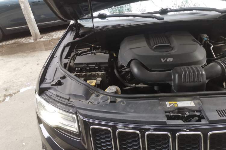 Used Jeep Grand Cherokee 2015 3.6L Luxury Navigation Edition Engine Bay Right