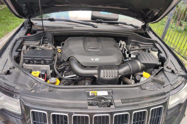 Used Jeep Grand Cherokee 2015 3.0L Comfort Navigation Edition Engine Bay