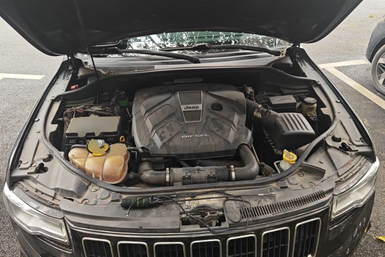 Used Jeep Grand Cherokee 2015 3.0TD Diesel Comfort Navigation Edition Engine Bay