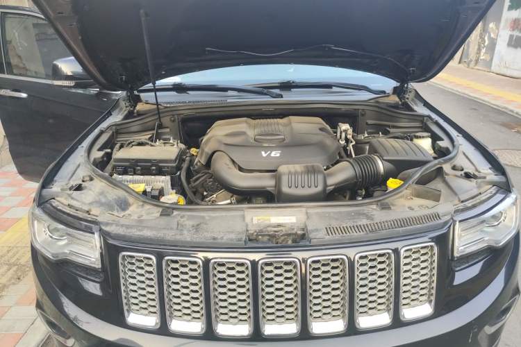 Used Jeep Grand Cherokee 2015 3.0L Comfort Navigation Edition Engine Bay