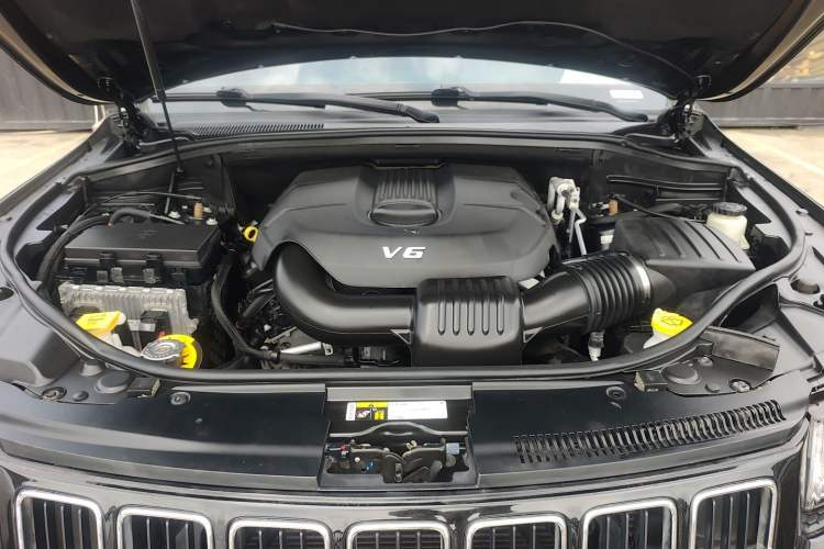 Used Jeep Grand Cherokee 2015 3.0L Elite Navigation Edition Engine Bay