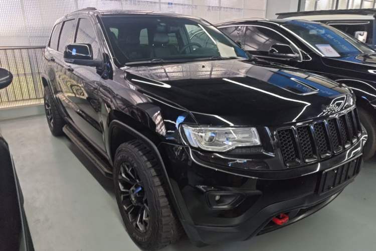Used Jeep Grand Cherokee 2015 3.0L Comfort Navigation Edition Front Right 45 Deg