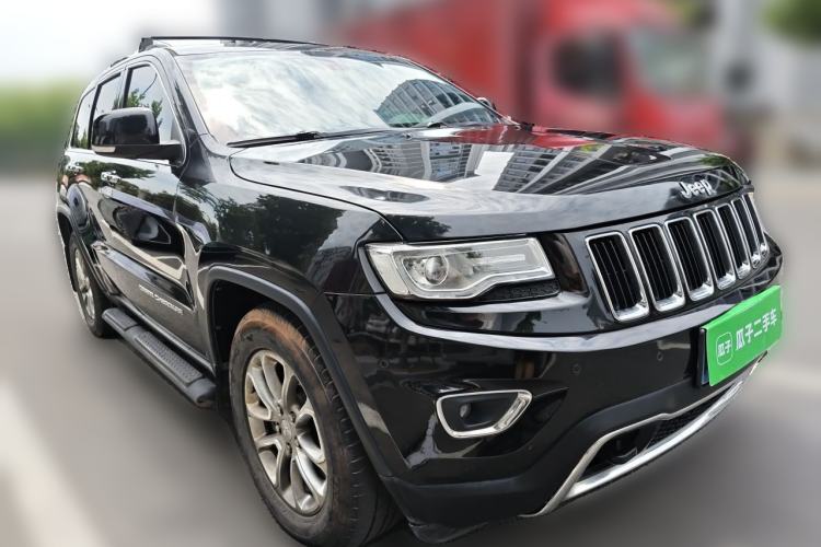 Used Jeep Grand Cherokee 2015 3.0TD Diesel Comfort Navigation Edition Front Right 45 Deg