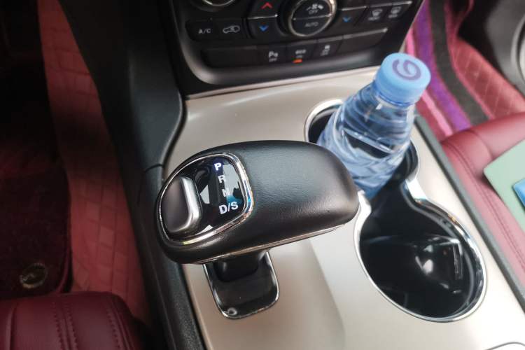 Used Jeep Grand Cherokee 2015 3.0TD Diesel Comfort Navigation Edition Gear Lever