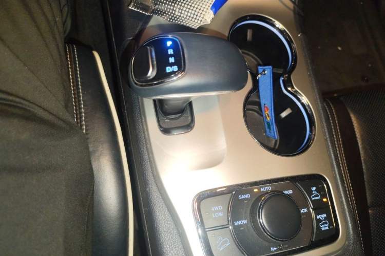 Used Jeep Grand Cherokee 2015 3.6L Luxury Navigation Edition Gear Lever