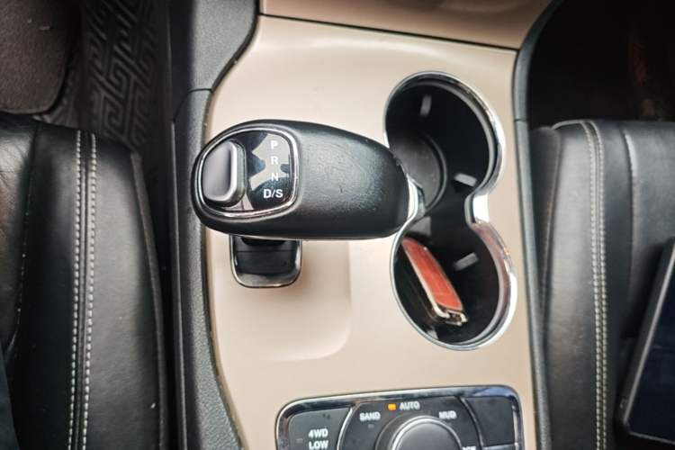 Used Jeep Grand Cherokee 2015 3.0TD Diesel Comfort Navigation Edition Gear Lever