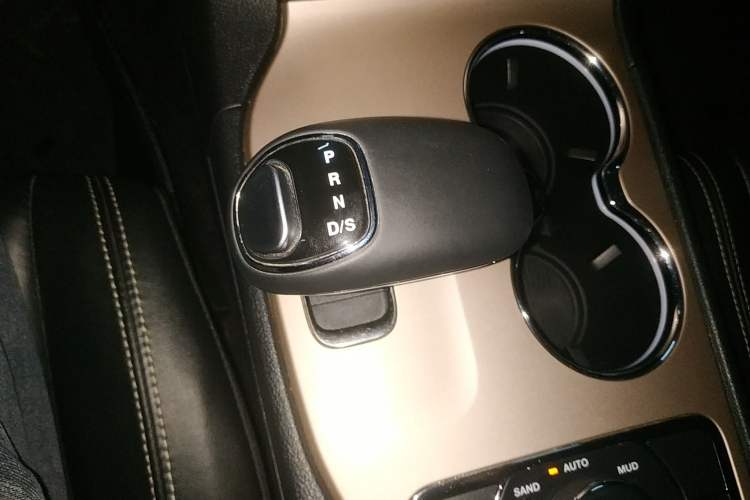Used Jeep Grand Cherokee 2015 3.0L Comfort Navigation Edition Gear Lever
