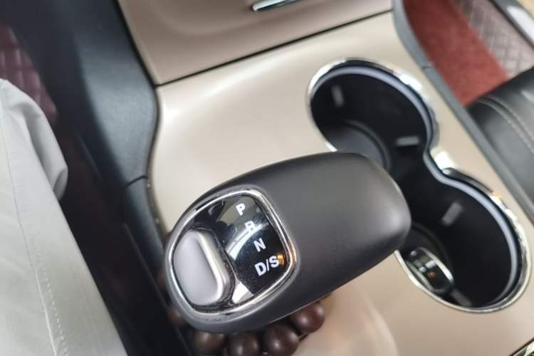 Used Jeep Grand Cherokee 2015 3.0L Comfort Navigation Edition Gear Lever