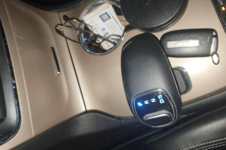 Used Jeep Grand Cherokee 2015 3.0TD Diesel Comfort Navigation Edition Gear Lever