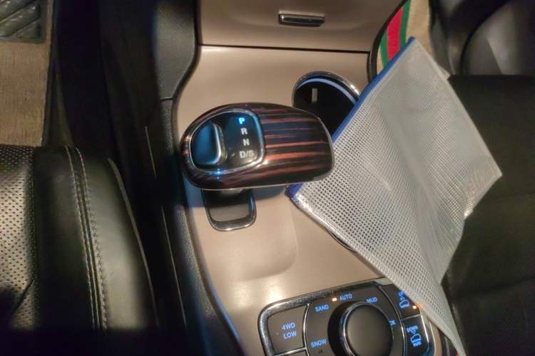 Used Jeep Grand Cherokee 2015 3.6L Elite Navigation Edition Gear Lever