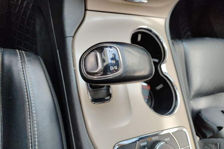Used Jeep Grand Cherokee 2015 3.0TD Diesel Comfort Navigation Edition Gear Lever