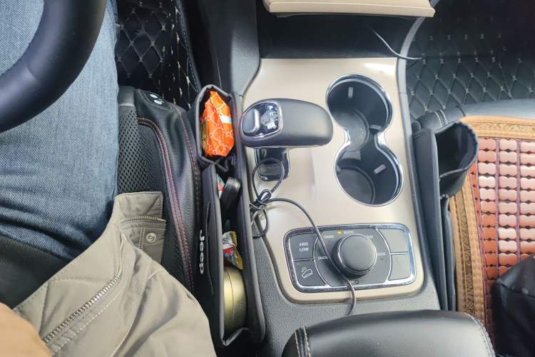 Used Jeep Grand Cherokee 2015 3.0L Comfort Navigation Edition Gear Lever