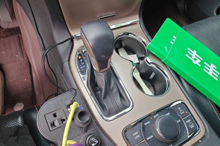 Used Jeep Grand Cherokee 2015 3.0TD Diesel Comfort Navigation Edition Gear Lever