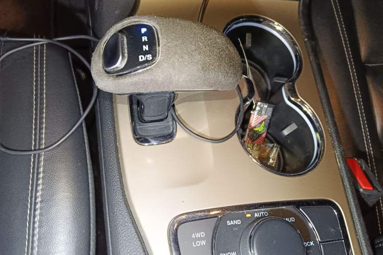 Used Jeep Grand Cherokee 2015 3.0L Comfort Navigation Edition Gear Lever