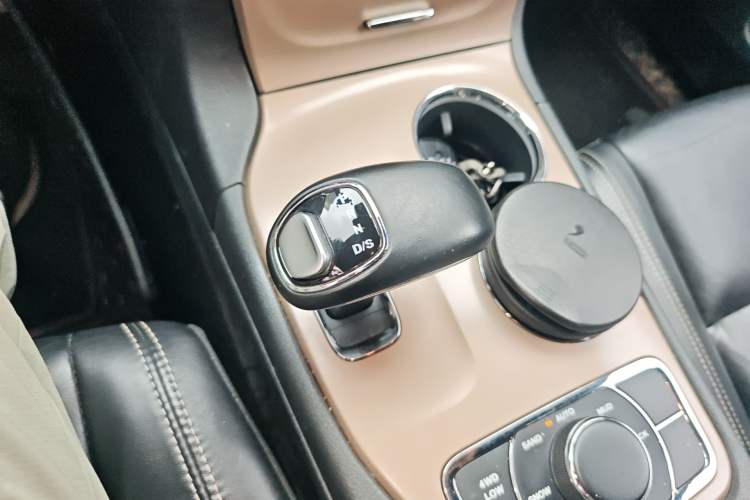 Used Jeep Grand Cherokee 2015 3.0L Comfort Navigation Edition Gear Lever