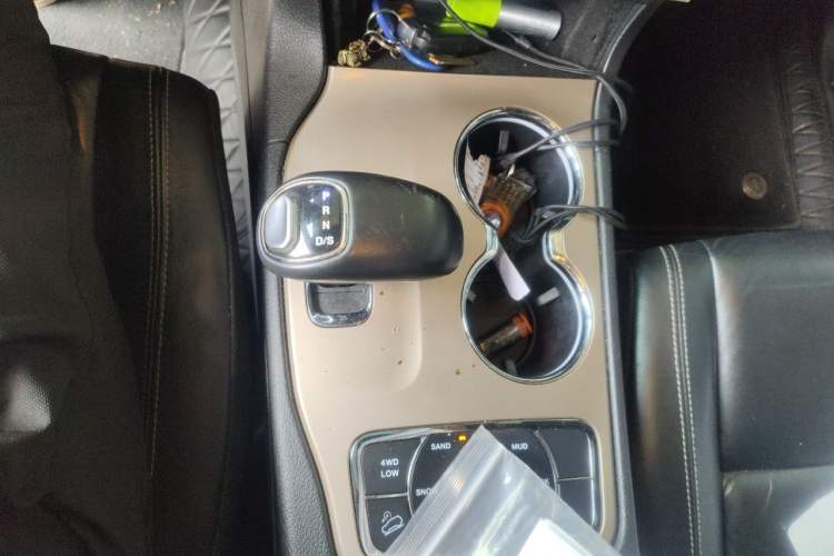 Used Jeep Grand Cherokee 2015 3.0TD Diesel Comfort Navigation Edition Gear Lever