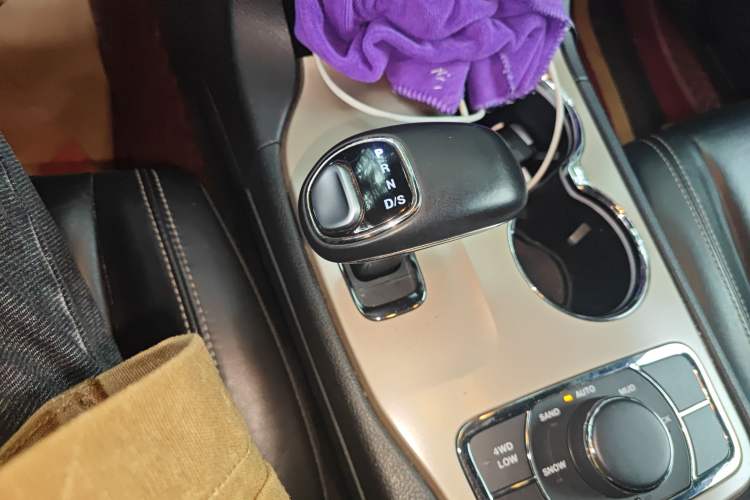 Used Jeep Grand Cherokee 2015 3.0TD Diesel Comfort Navigation Edition Gear Lever