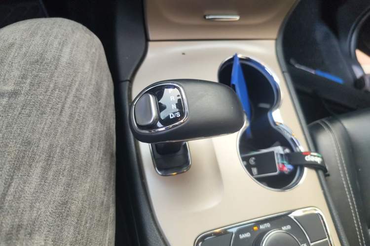 Used Jeep Grand Cherokee 2015 3.0L Comfort Navigation Edition Gear Lever