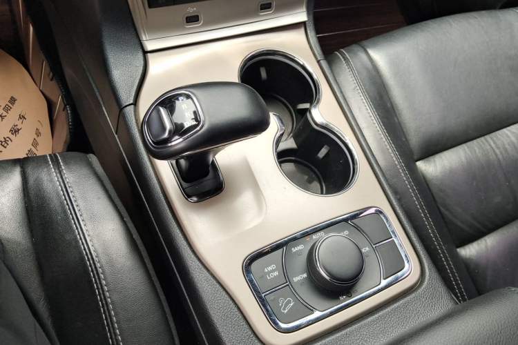 Used Jeep Grand Cherokee 2015 3.0TD Diesel Comfort Navigation Edition Gear Lever